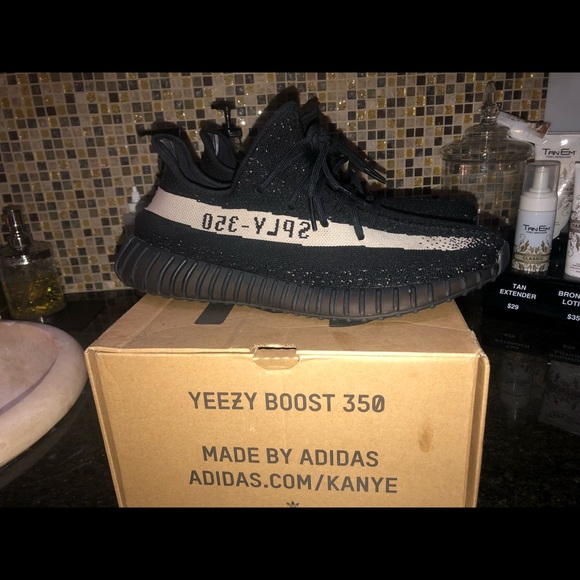 Yeezy Boost 350 V2 'Oreo' - Picture 2 of 8